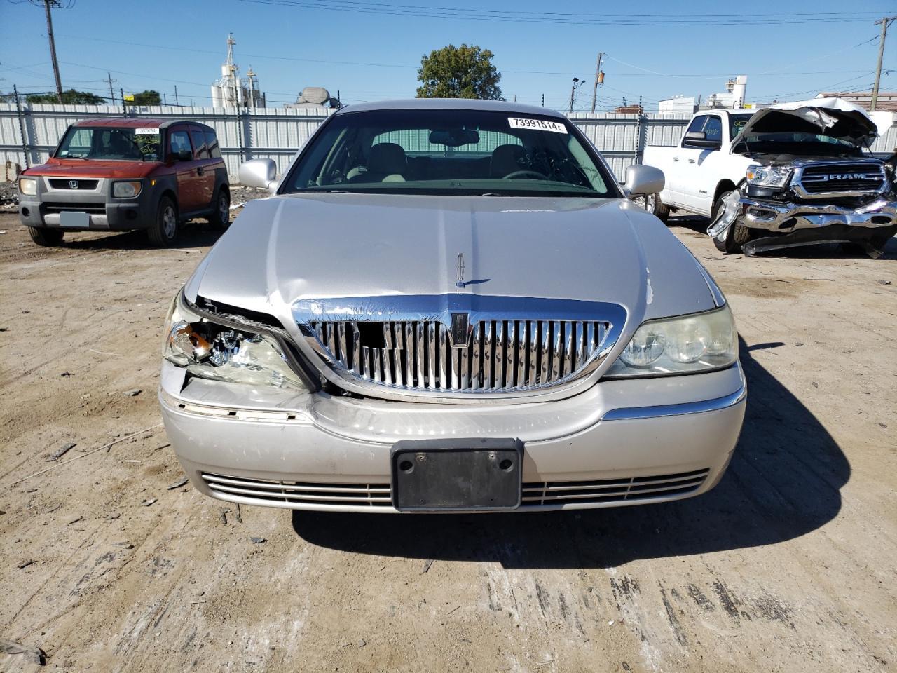 2003 Lincoln Town Car - Image 5