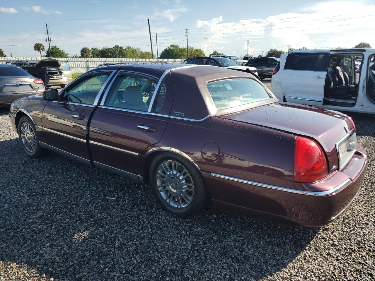 2006 Lincoln Town Car - Image 2