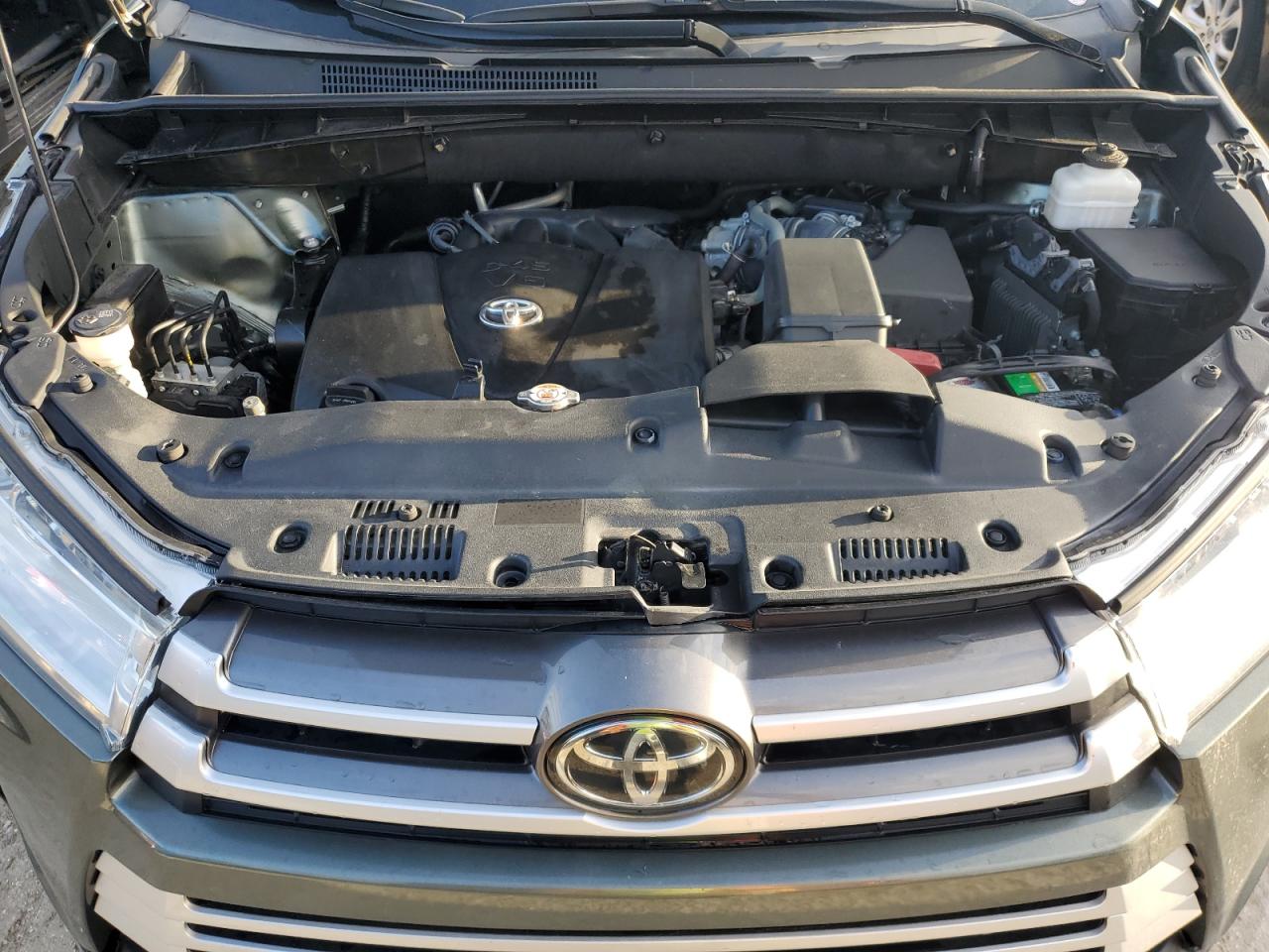 2019 Toyota Highlander - Image 12