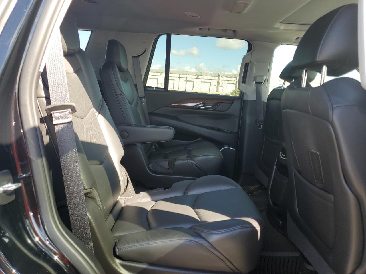 1GYS3BKJ2KR387807 2019 Cadillac Escalade Luxury