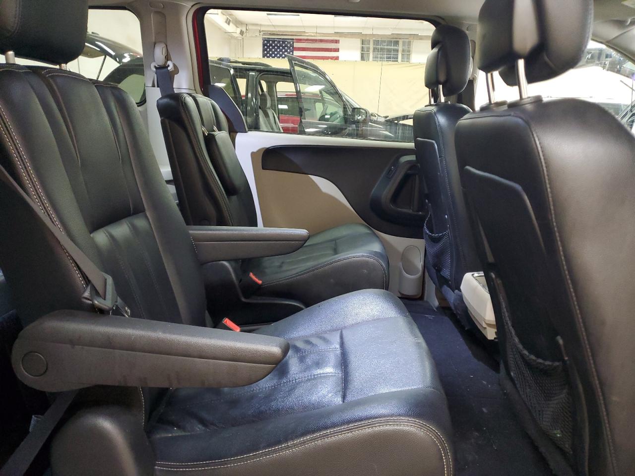 2015 Chrysler Town & Country - Image 11