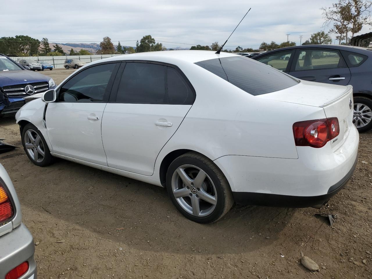 2010 Volkswagen Jetta - Image 2