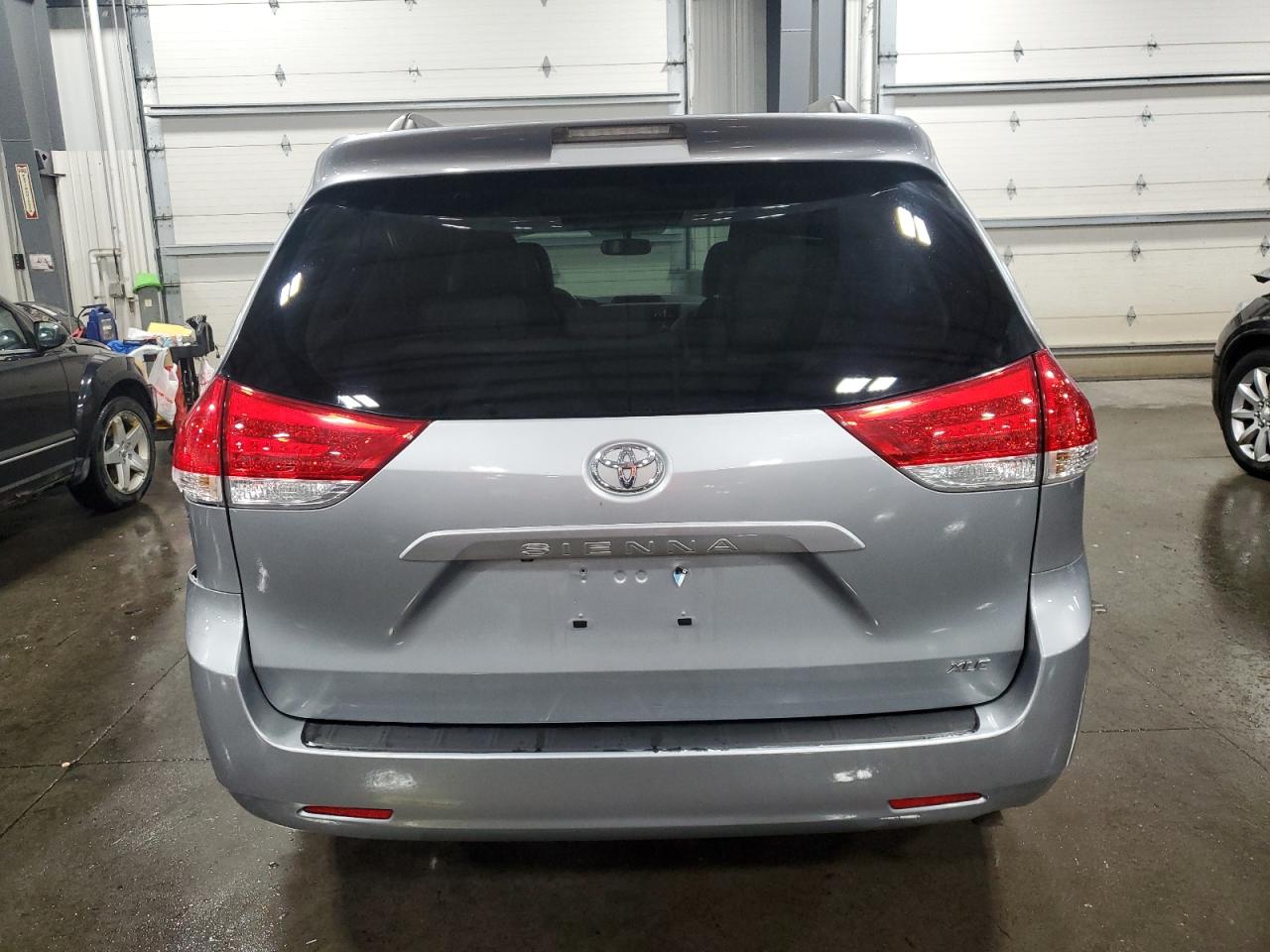 5TDYK3DC1BS077530 2011 Toyota Sienna Xle