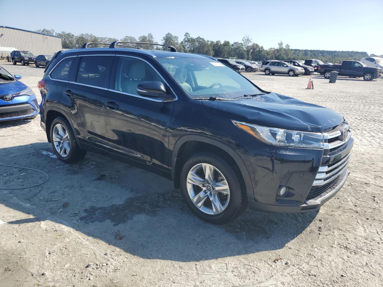 VIN 5TDDZRFH0JS858169 2018 TOYOTA HIGHLANDER no.4