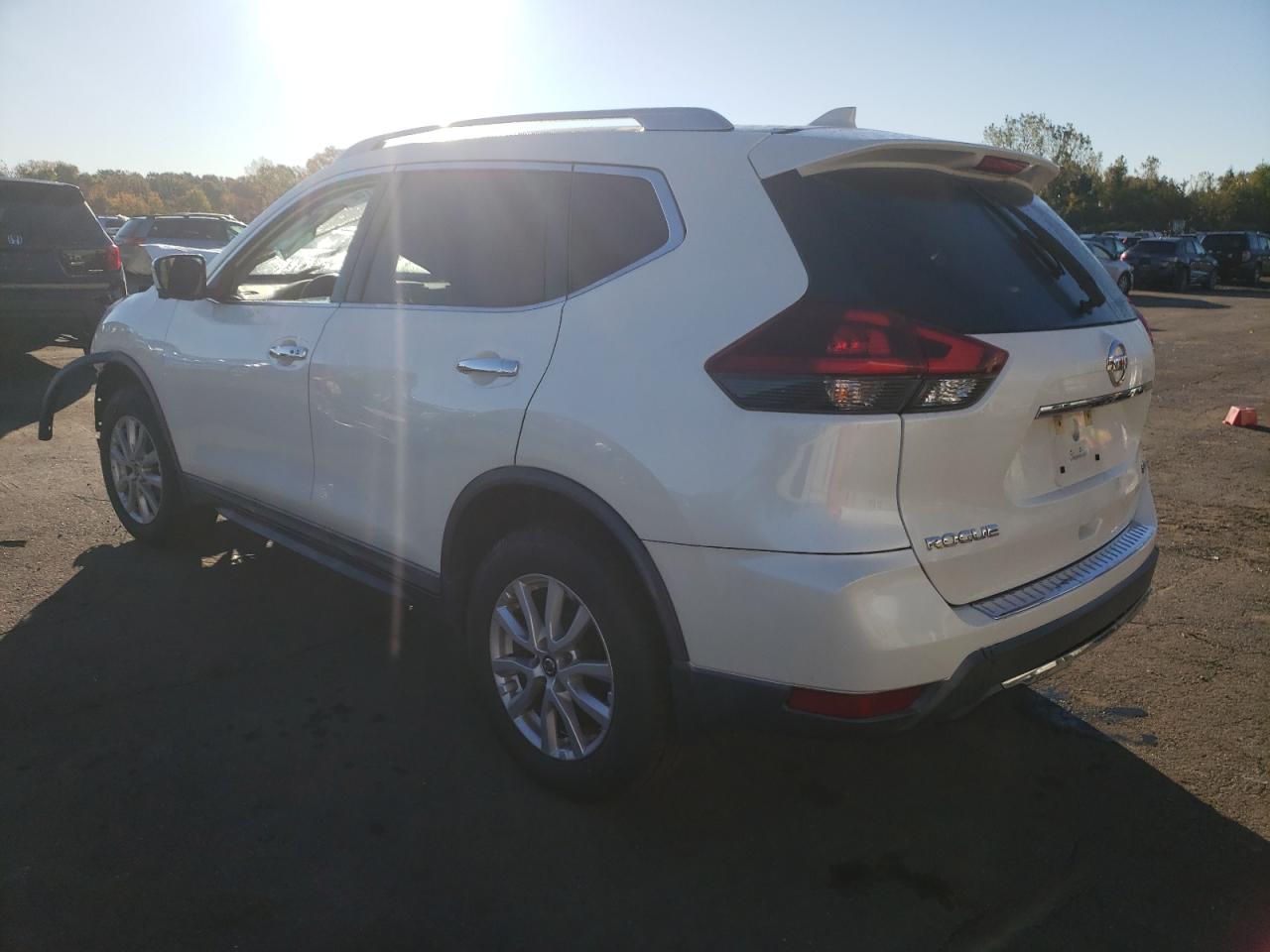 KNMAT2MV8JP595136 2018 NISSAN ROGUE - Image 2