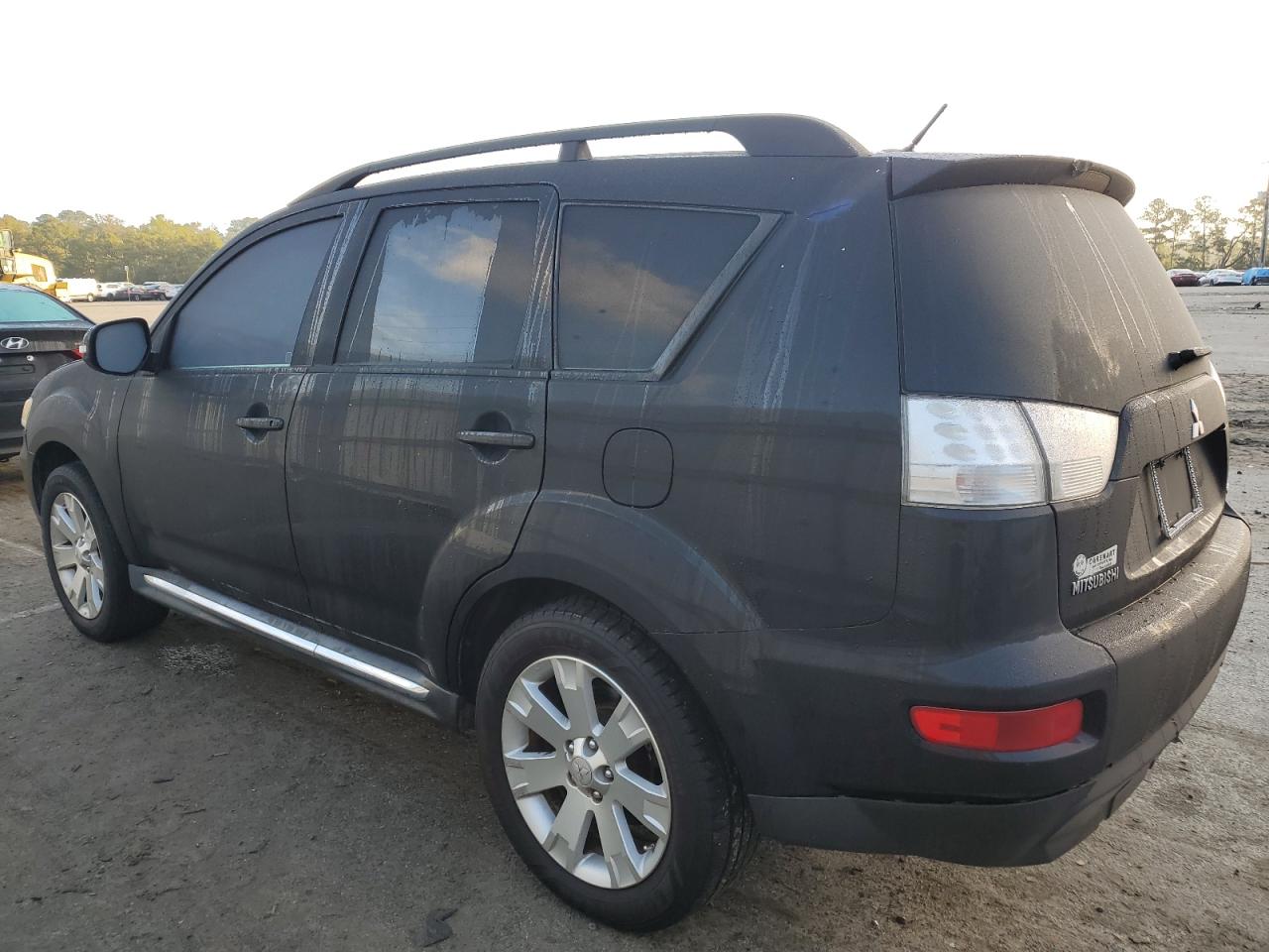 2011 Mitsubishi Outlander - Image 2