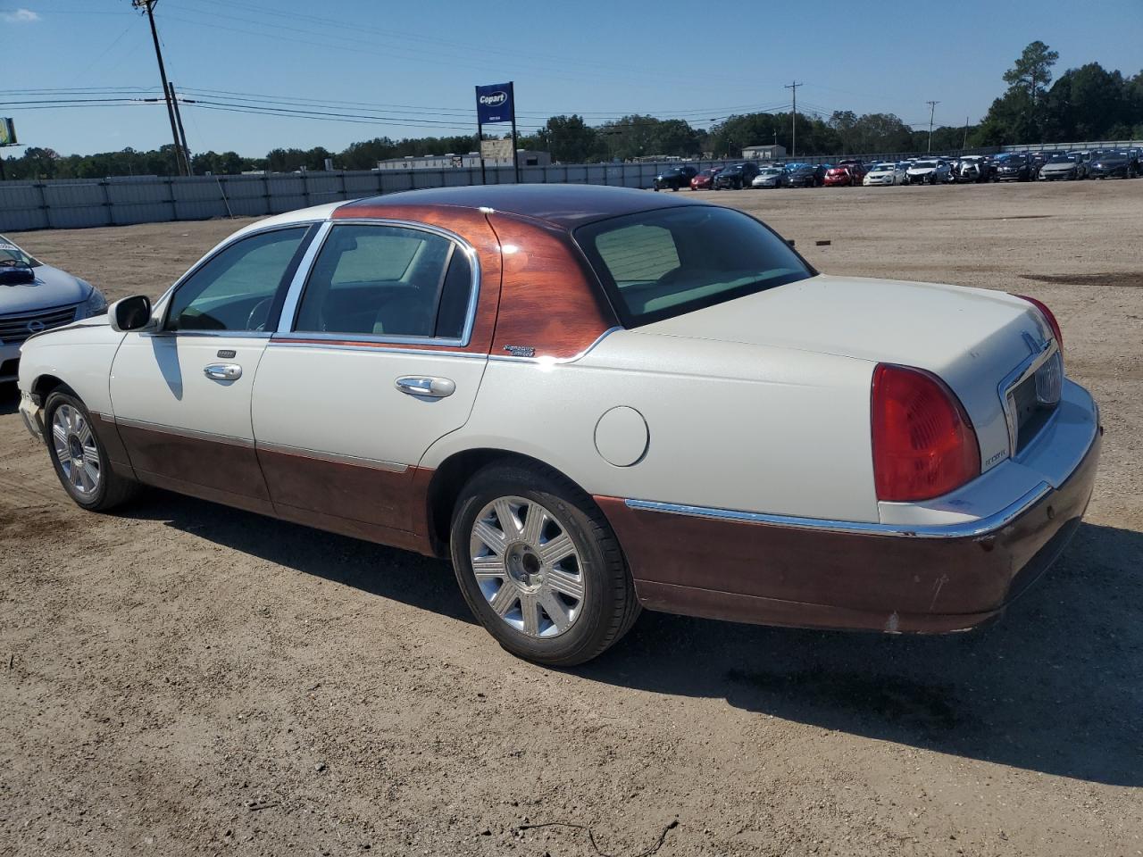 2005 Lincoln Town Car - Image 2