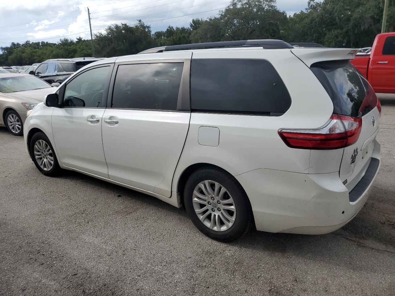 5TDYZ3DC8HS862681 2017 TOYOTA SIENNA - Image 2