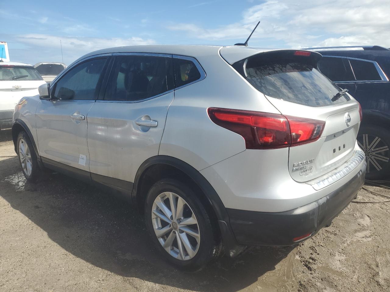 2018 Nissan Rogue - Image 2