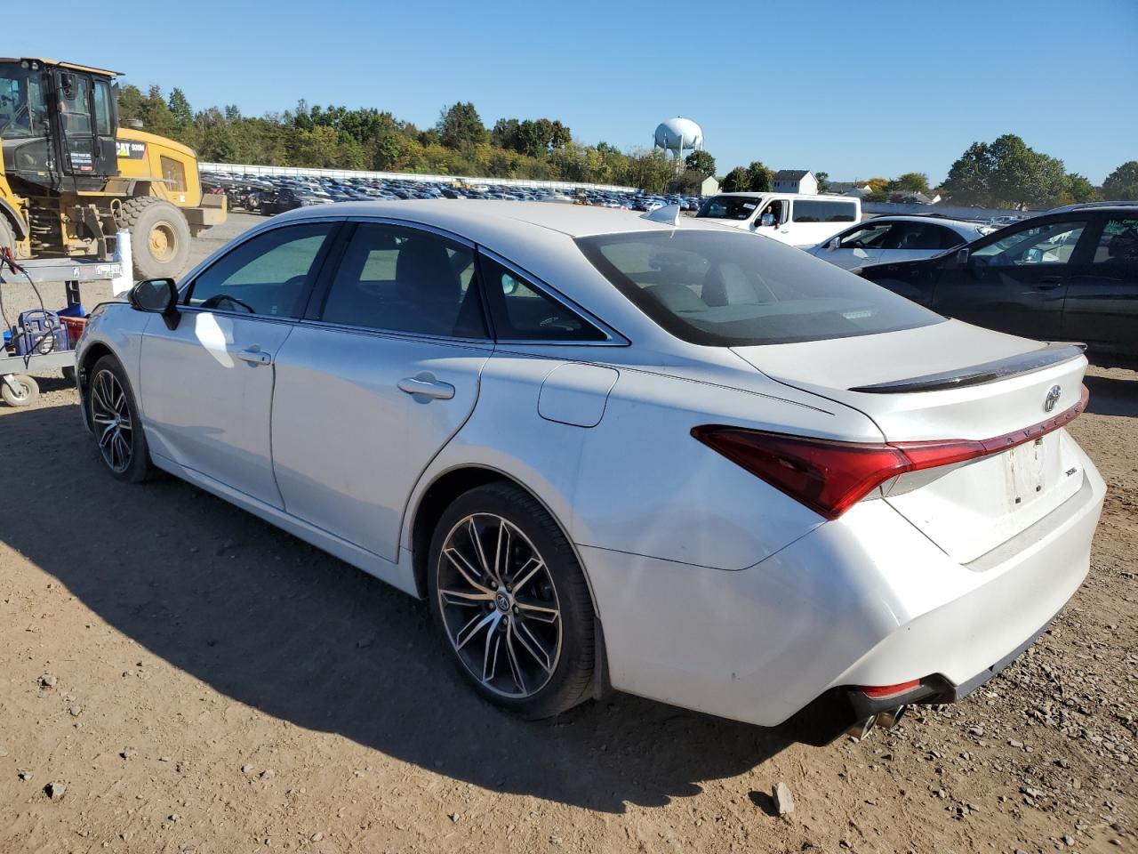 2019 Toyota Avalon - Image 2