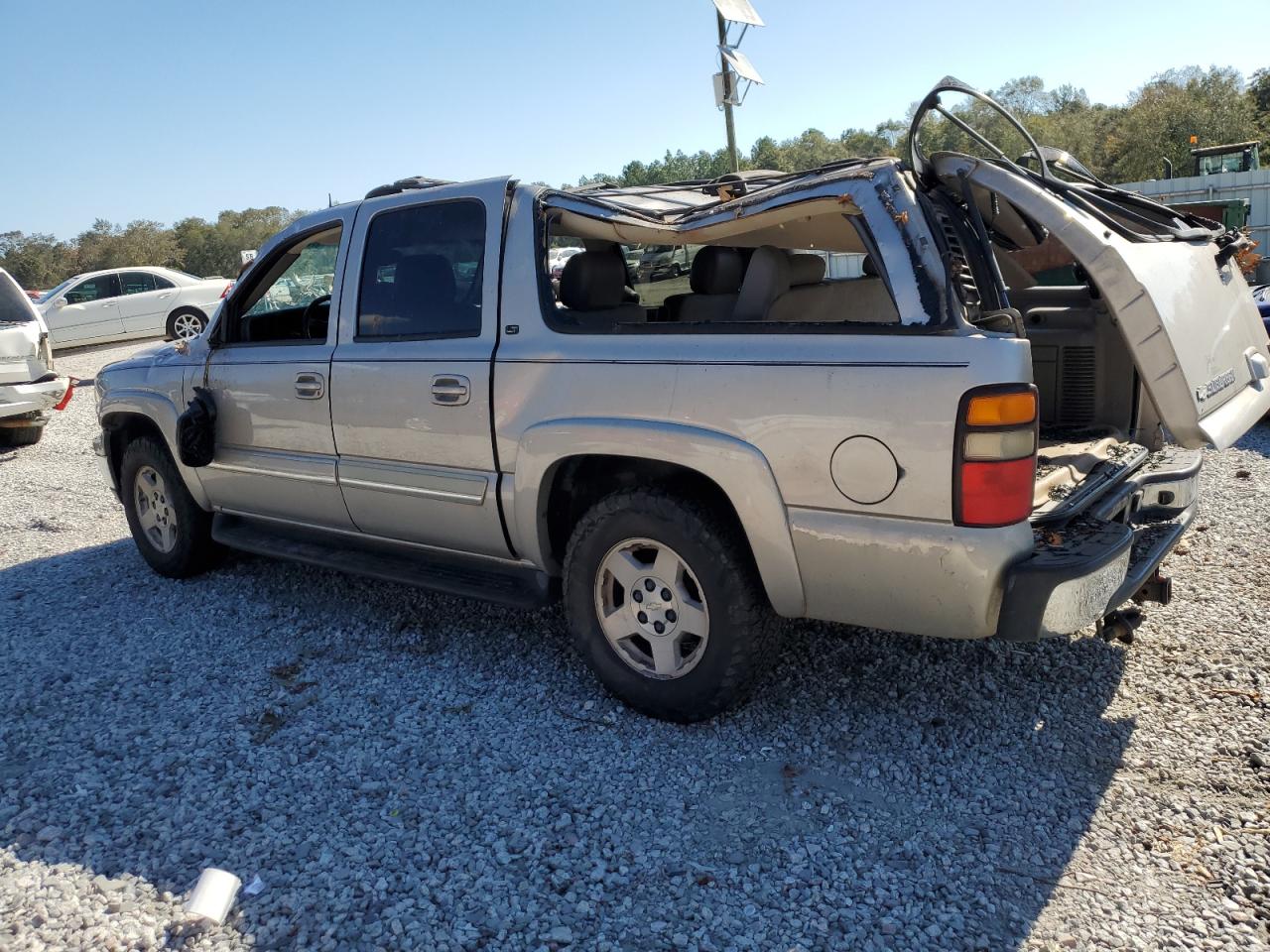 2004 Chevrolet Suburban - Image 2