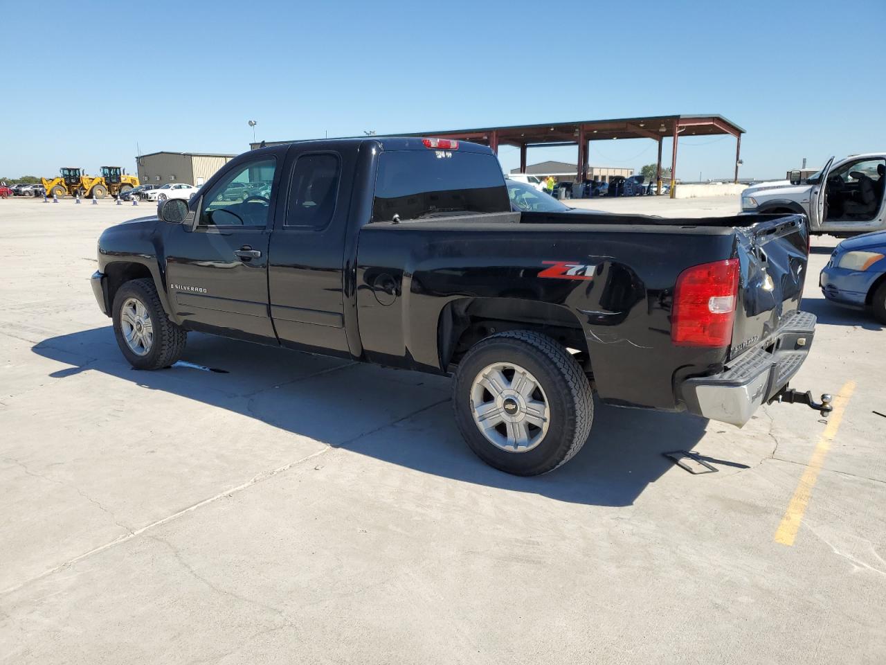 2007 Chevrolet Silverado - Image 2