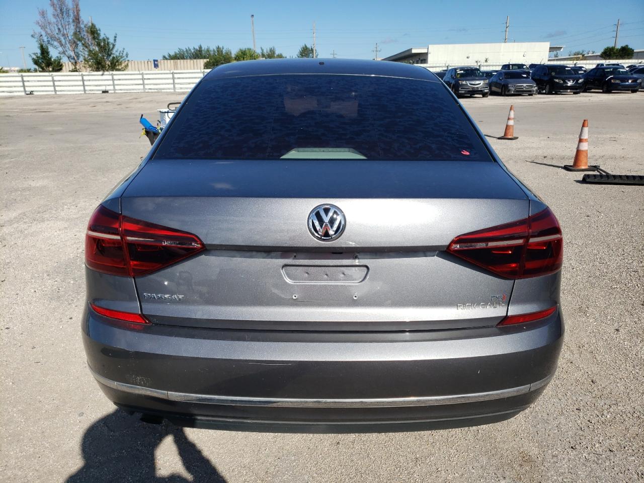 1VWAA7A3XJC011670 2018 Volkswagen Passat S