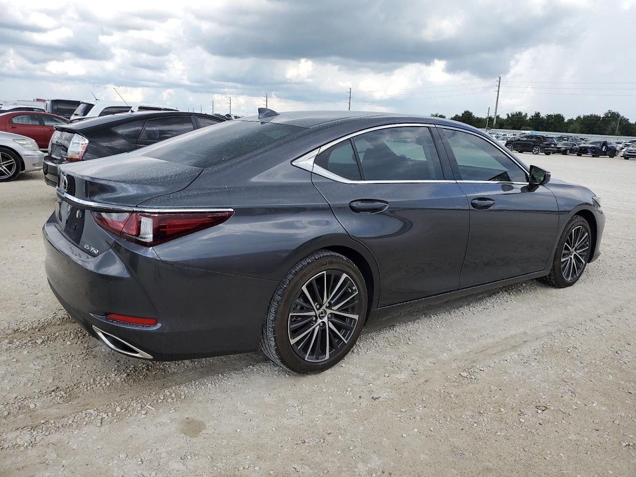 2023 Lexus ES - Image 3