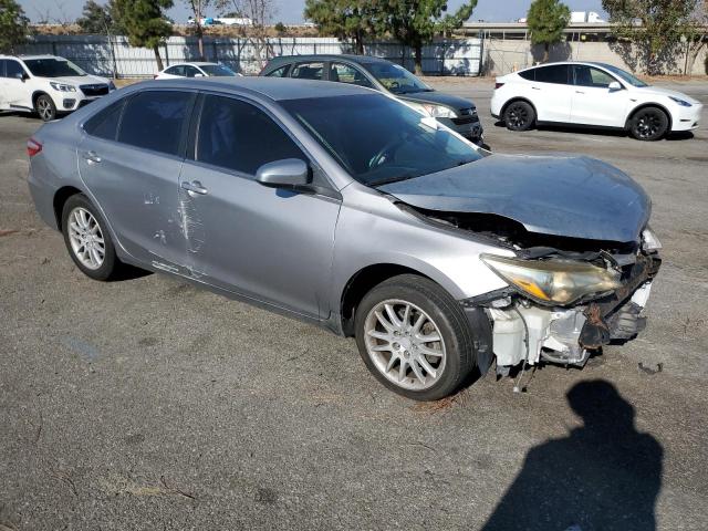 Sedans TOYOTA CAMRY 2017 Srebrny