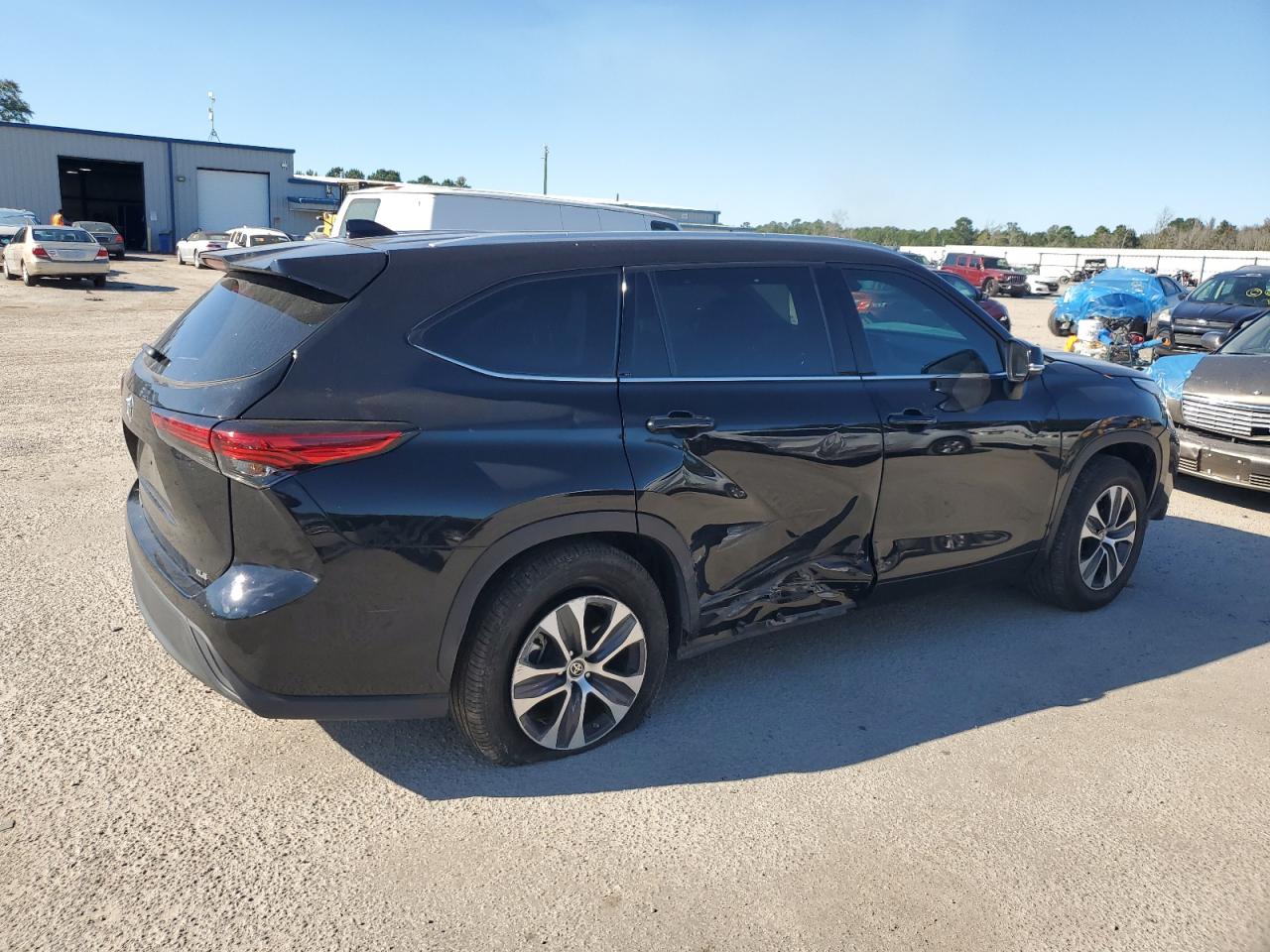 2022 Toyota Highlander - Image 3