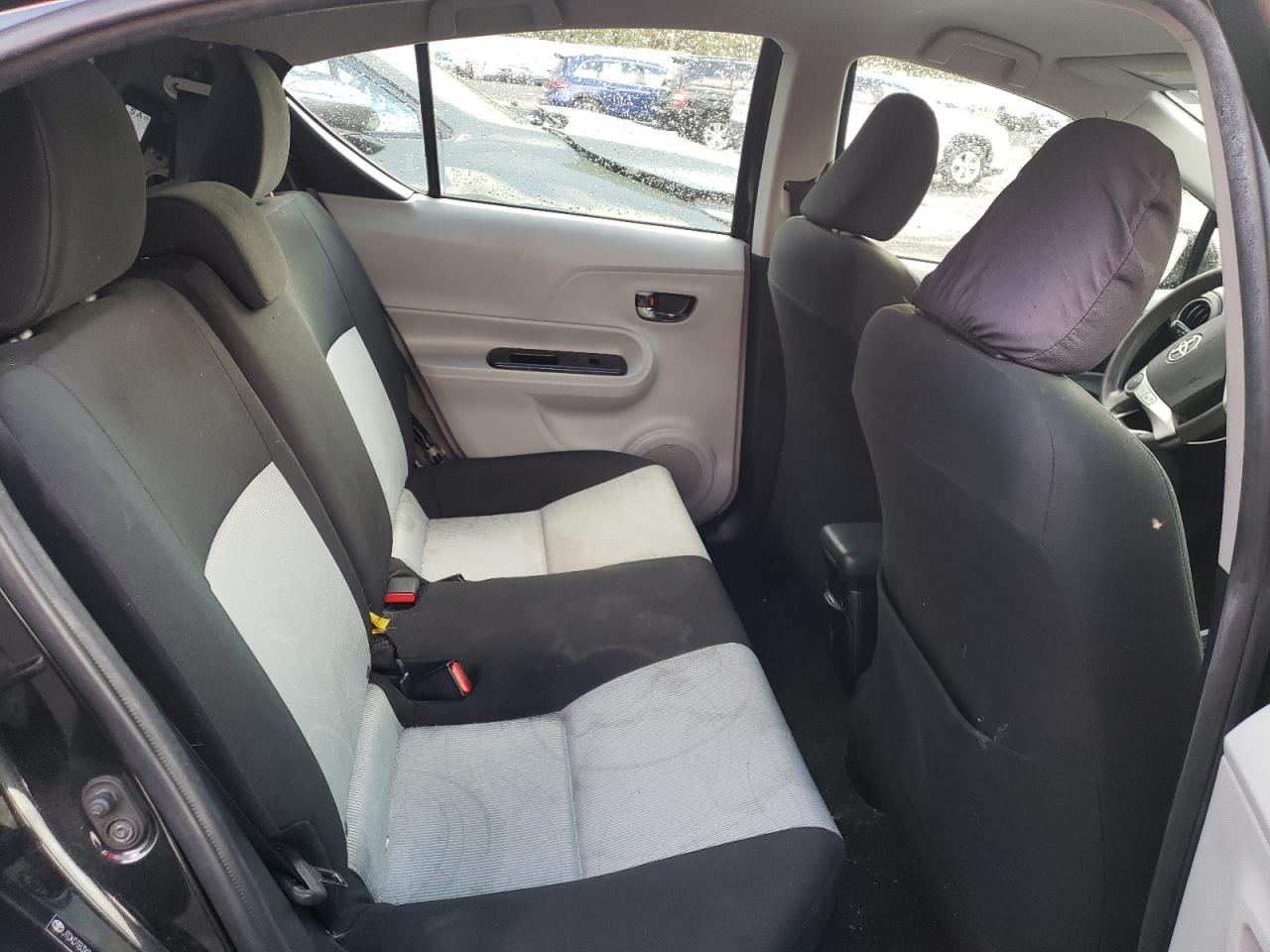 2012 Toyota Prius - Image 10