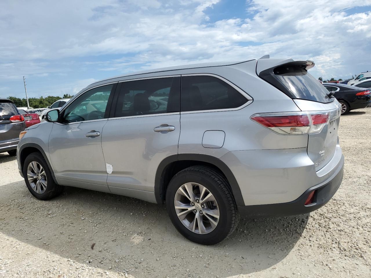 2015 Toyota Highlander - Image 2
