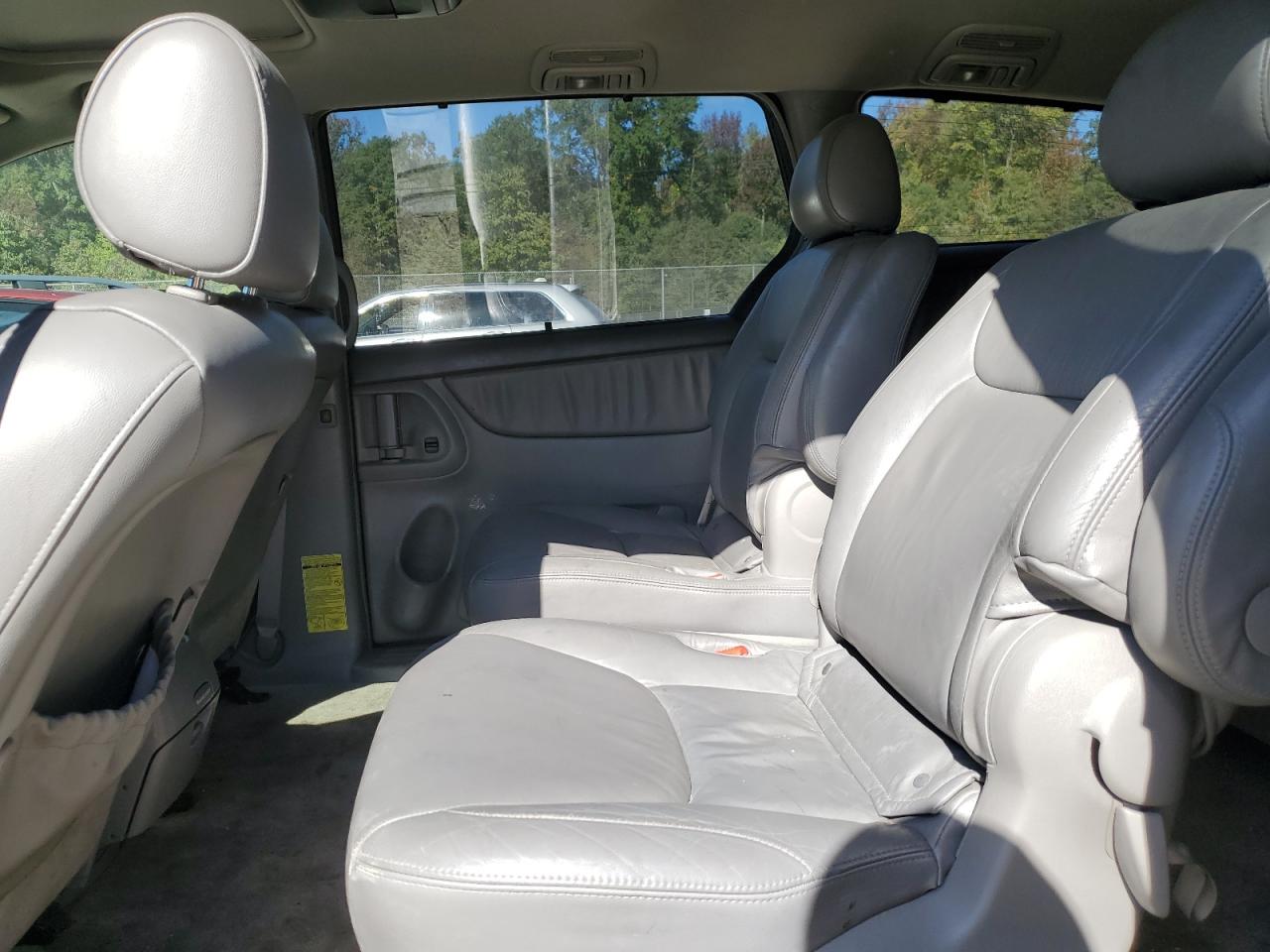 2005 Toyota Sienna - Image 11
