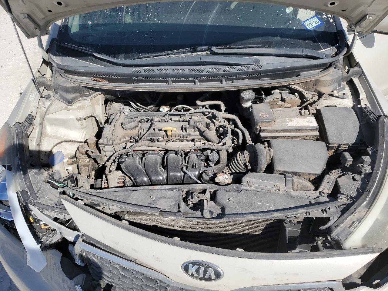 VIN KNAFK4A67F5372670 2015 KIA FORTE no.11