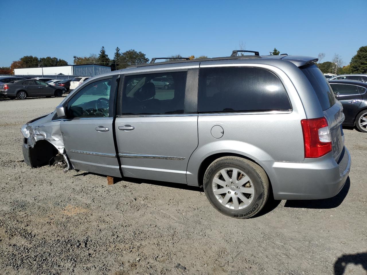 2015 Chrysler Town & Country - Image 2