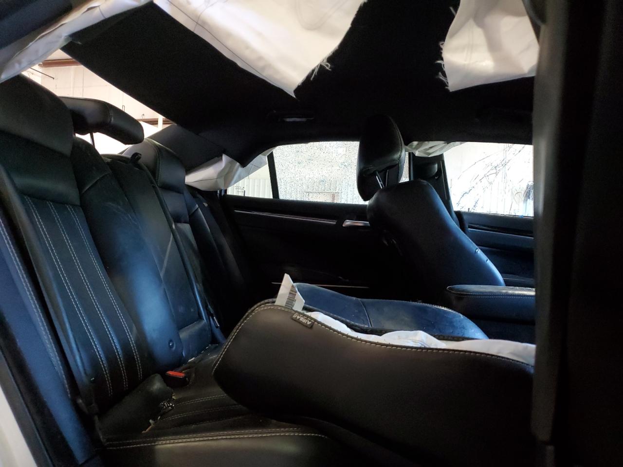 2019 Chrysler 300 - Image 11