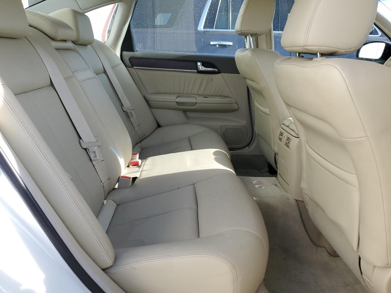 2010 Infiniti M - Image 10