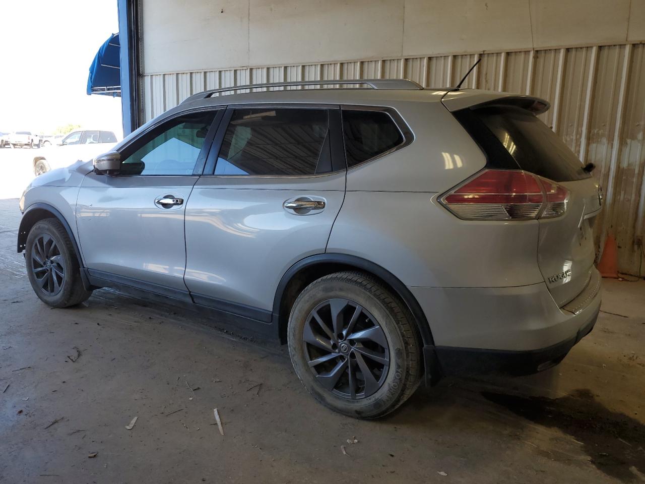 2016 Nissan Rogue - Image 2