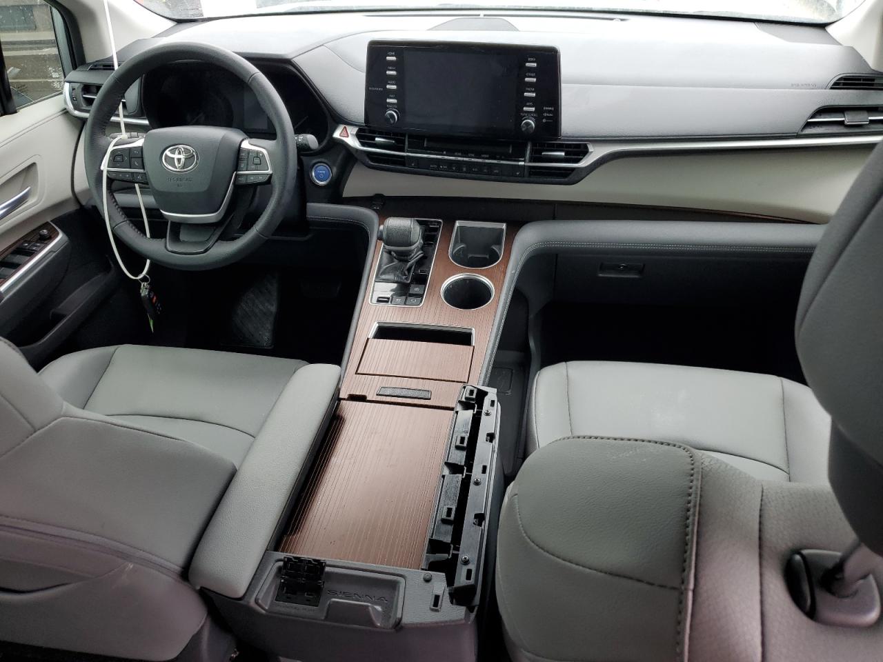 2021 Toyota Sienna - Image 8