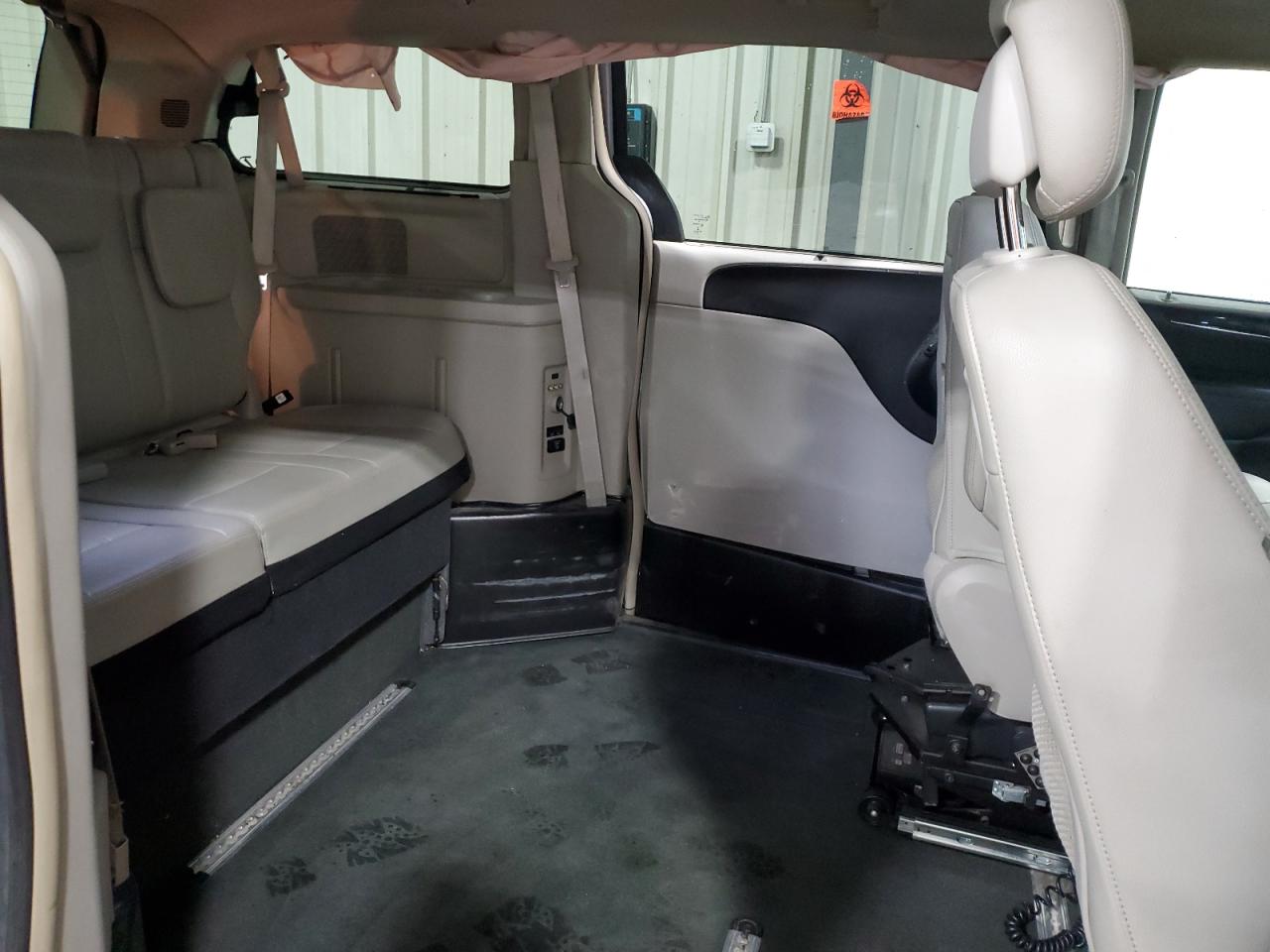2014 Chrysler Town & Country - Image 11