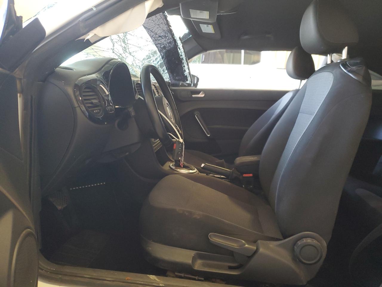2019 Volkswagen Beetle - Image 7