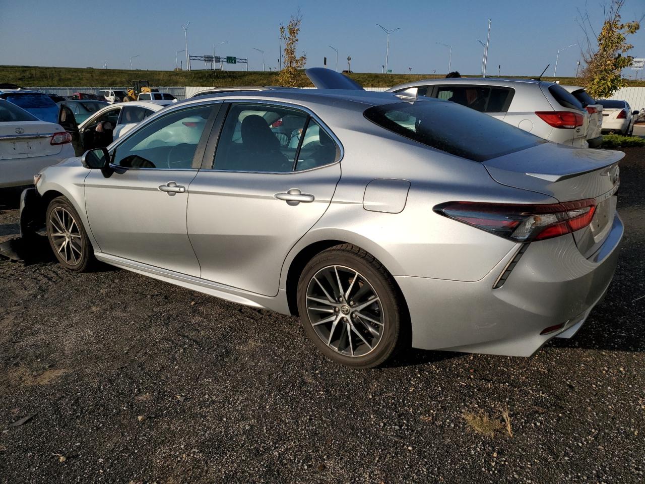 4T1T11AK3MU560637 2021 TOYOTA CAMRY - Image 2