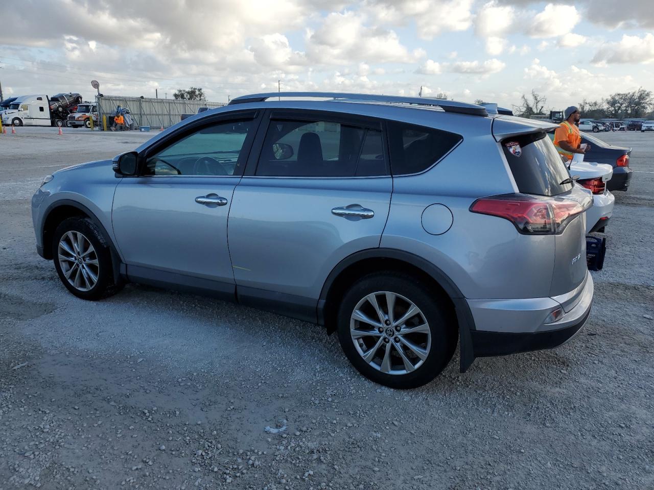 2T3DFREV3HW608370 2017 TOYOTA RAV 4 - Image 2