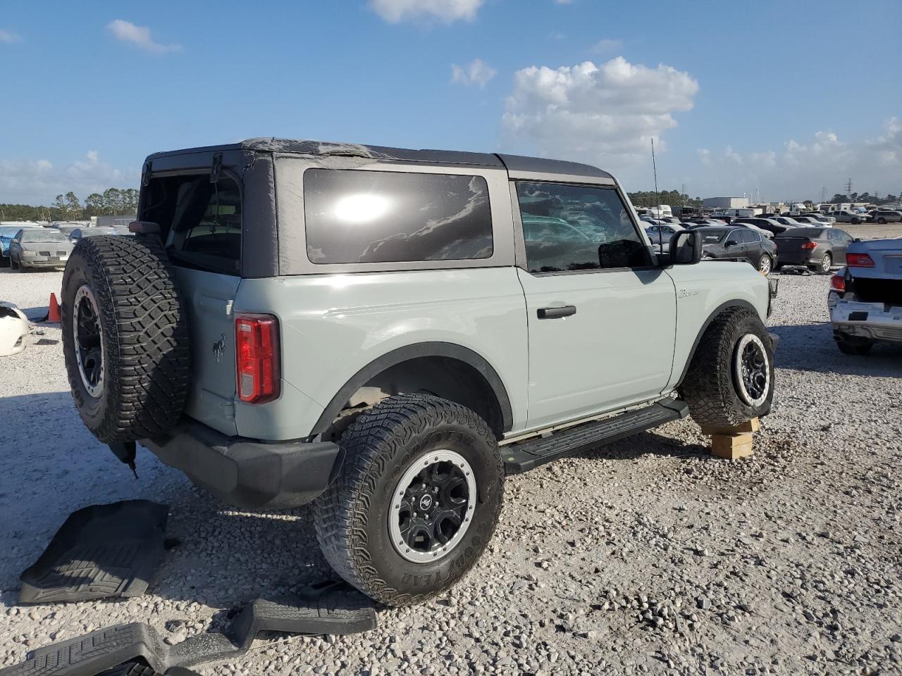 2023 Ford Bronco - Image 3