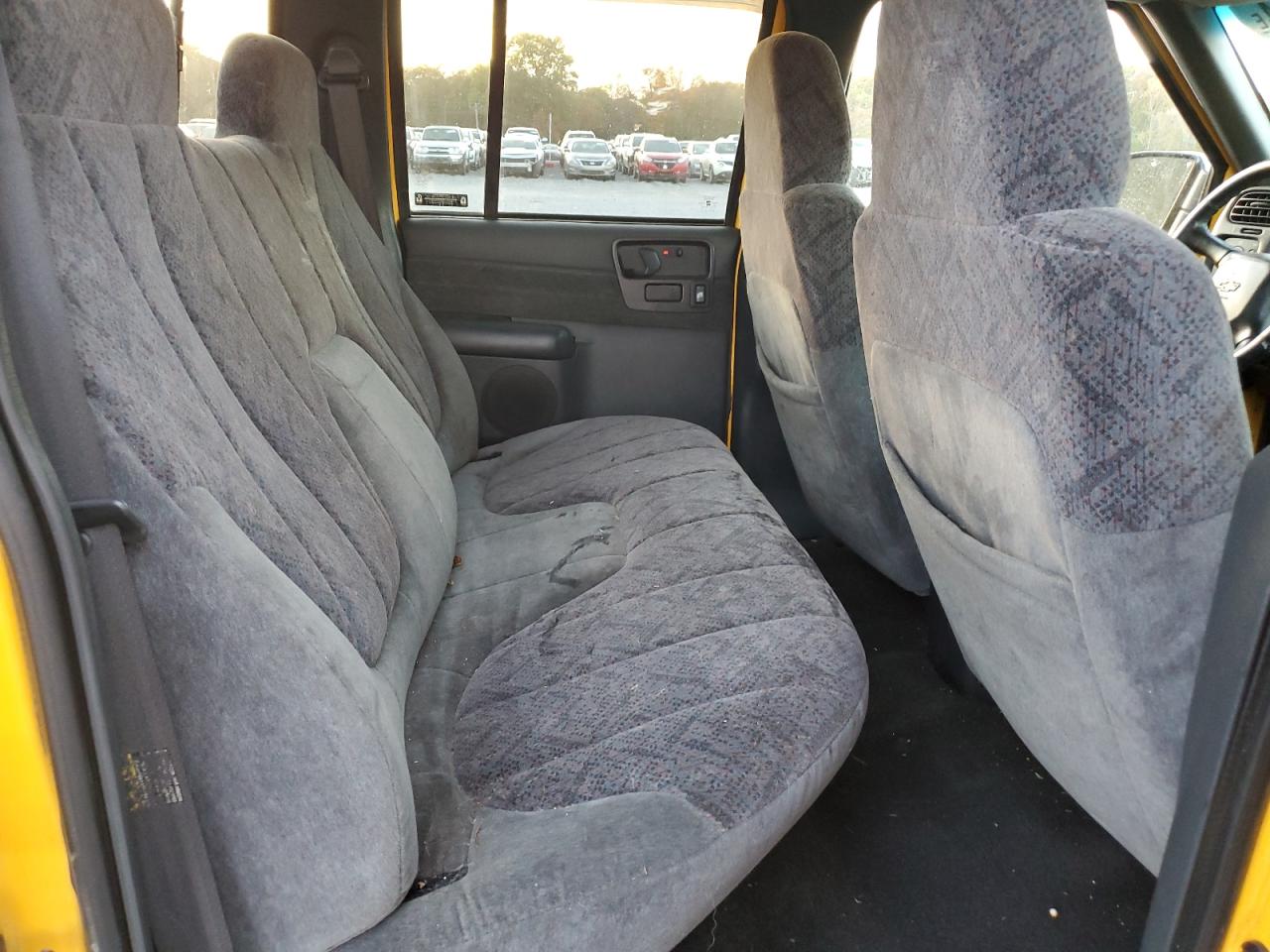 2002 Chevrolet S-10 Pickup - Image 10
