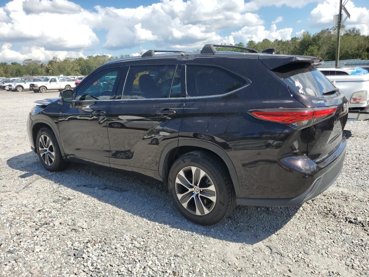 2021 Toyota Highlander - Image 2