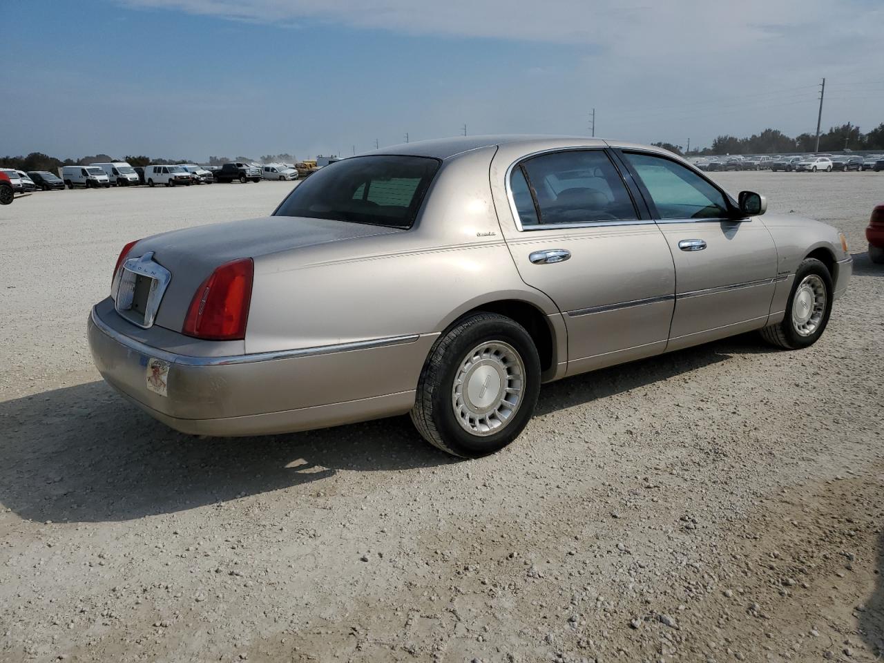 2002 Lincoln Town Car - Image 3