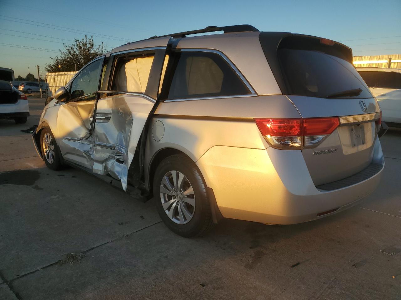 2014 Honda Odyssey - Image 2