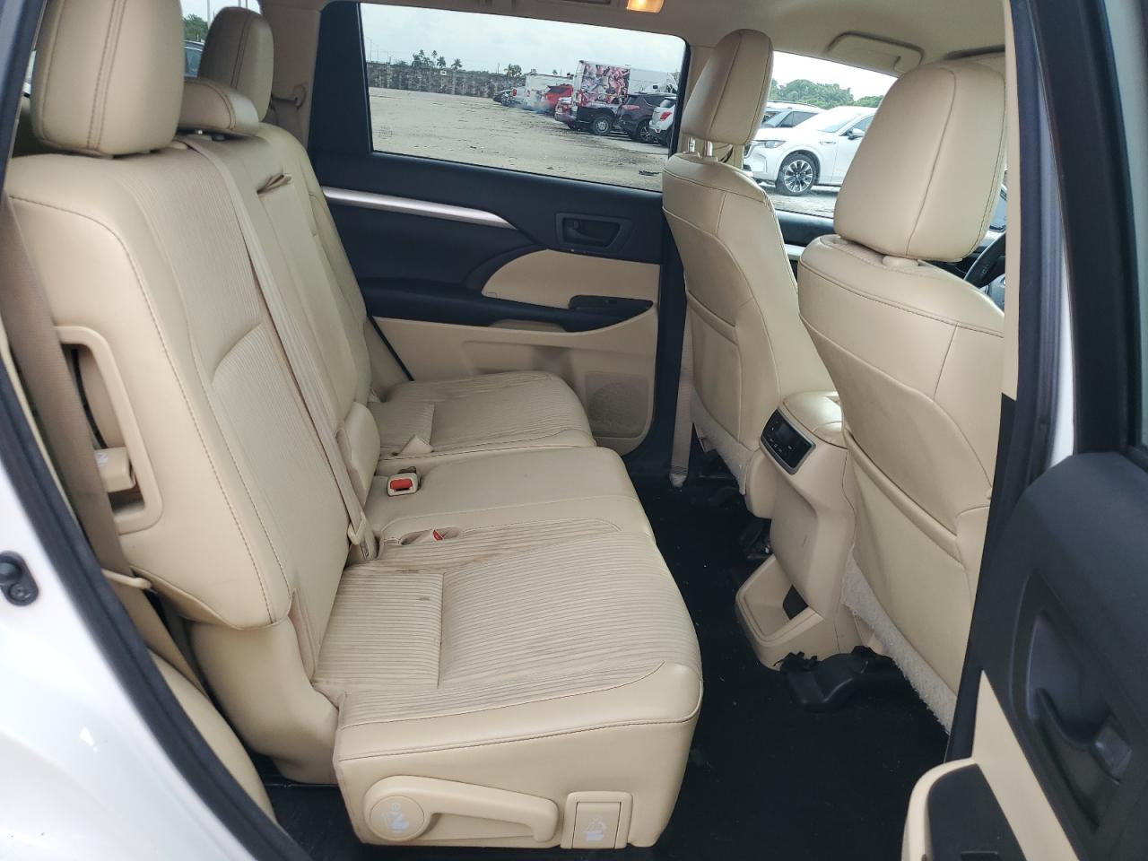 2016 Toyota Highlander - Image 11