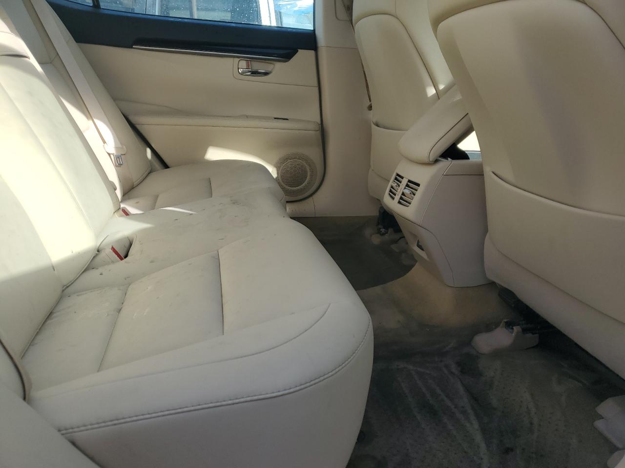 2014 Lexus ES - Image 10