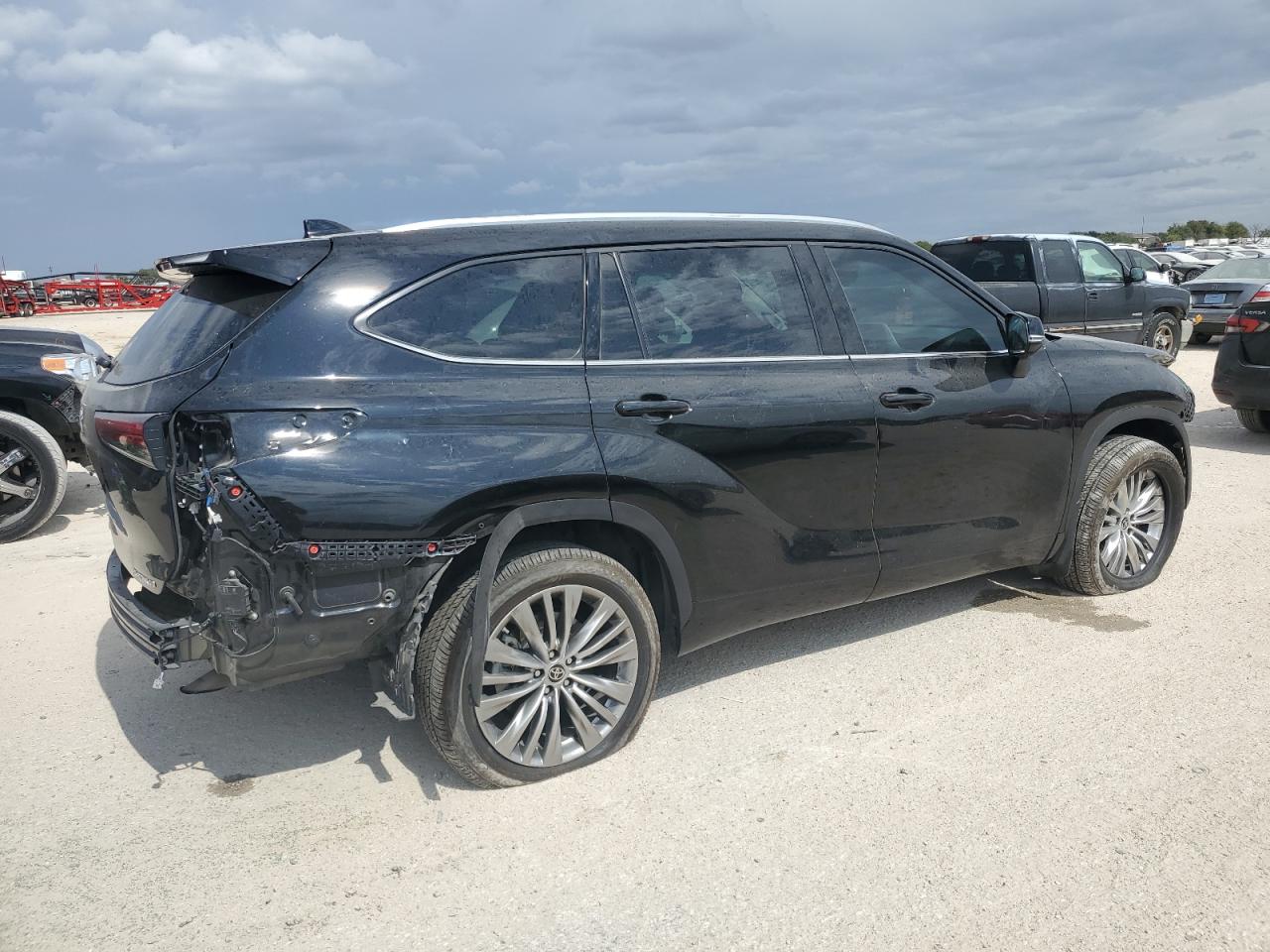 2022 Toyota Highlander - Image 3