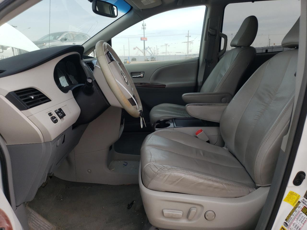 2011 Toyota Sienna - Image 7