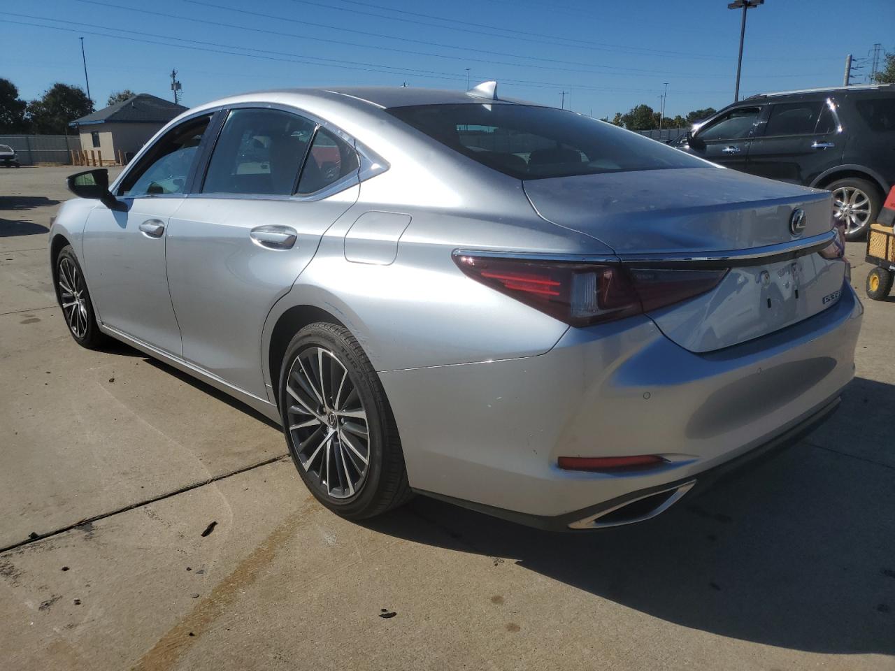 2022 Lexus ES - Image 2