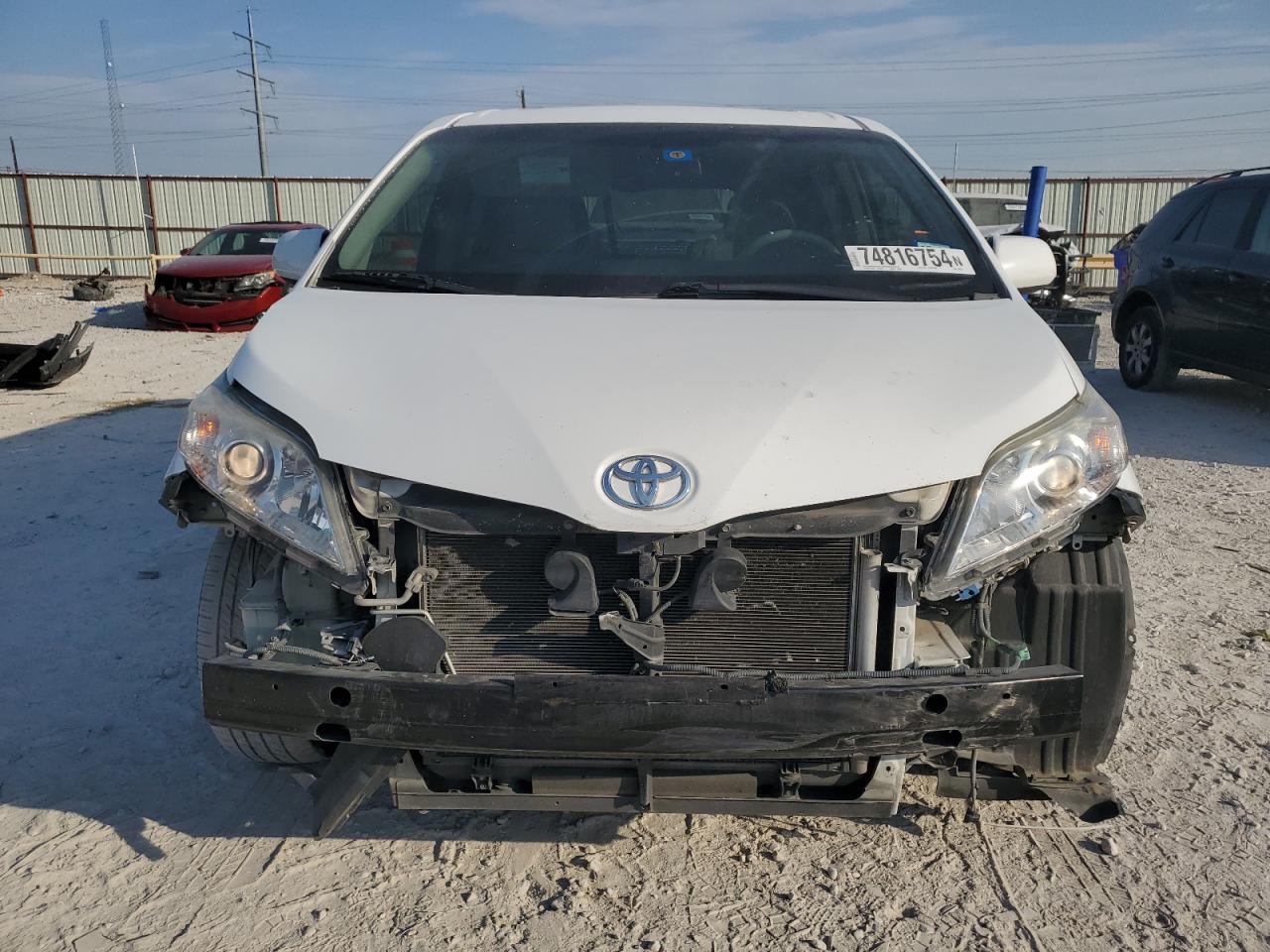 2011 Toyota Sienna - Image 5