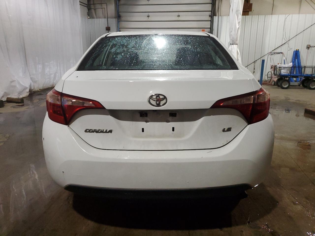 2018 Toyota Corolla L VIN: 5YFBURHE8JP813174 Lot: 77202954