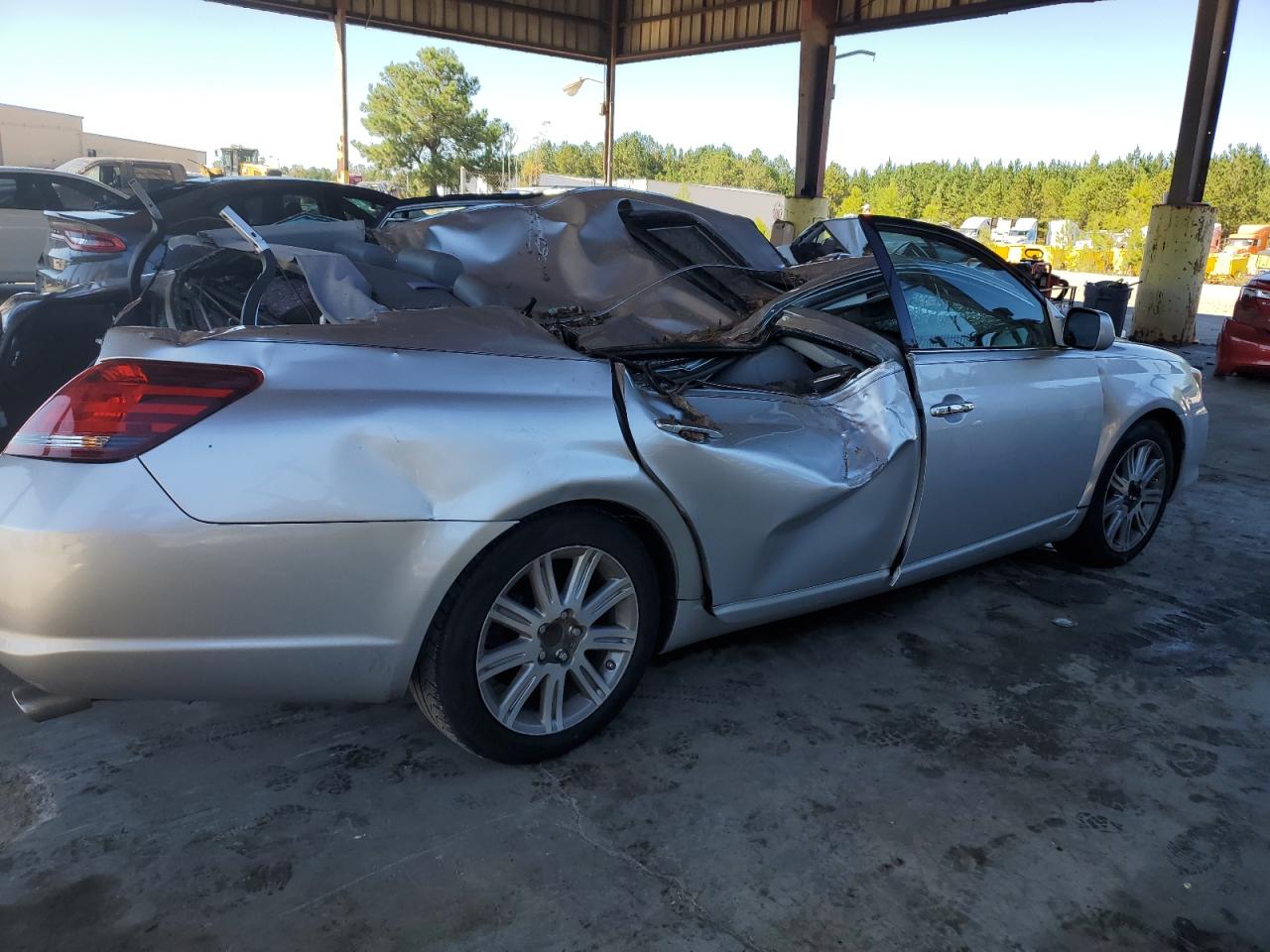 2010 Toyota Avalon - Image 3