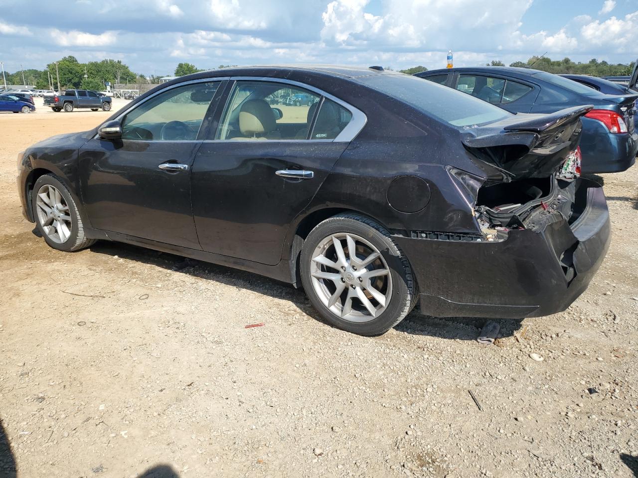 2010 Nissan Maxima - Image 2