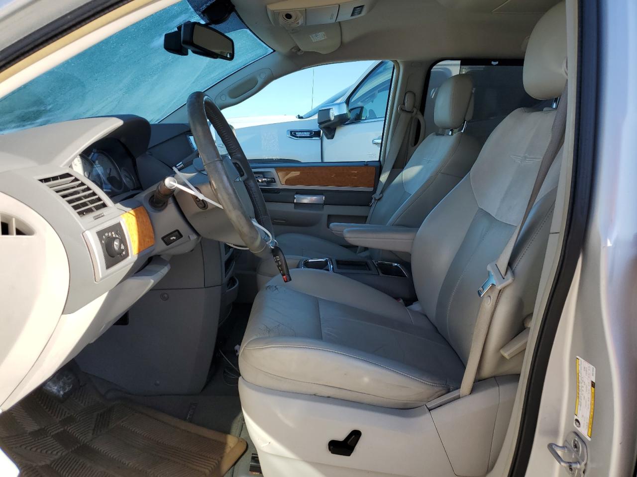 2010 Chrysler Town & Country - Image 7