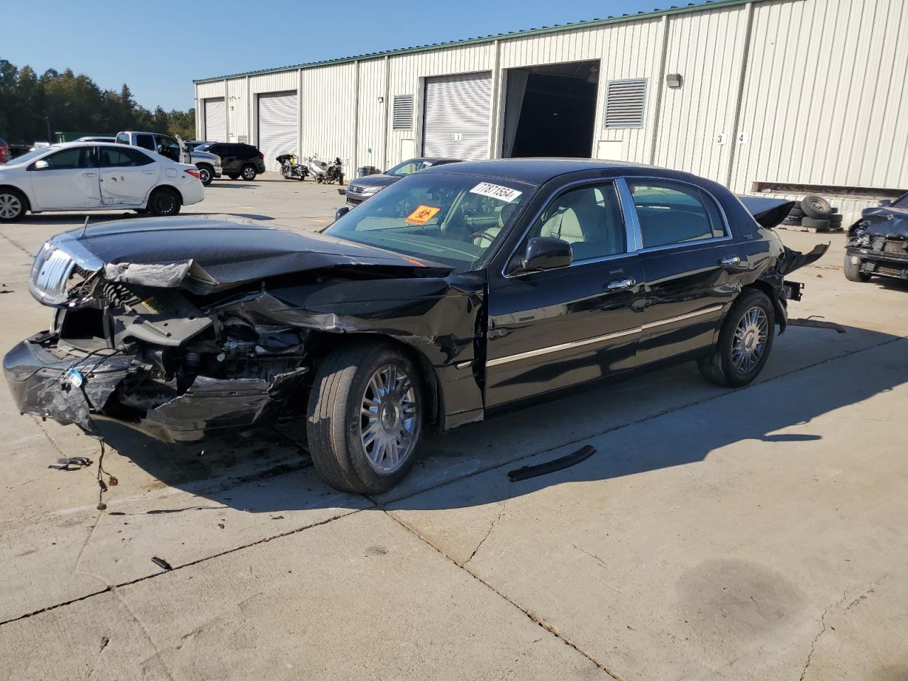2009 Lincoln Town Car - Image 1