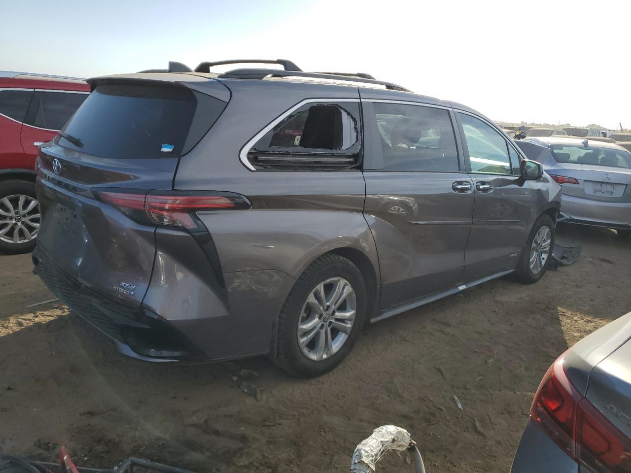2021 Toyota Sienna - Image 3